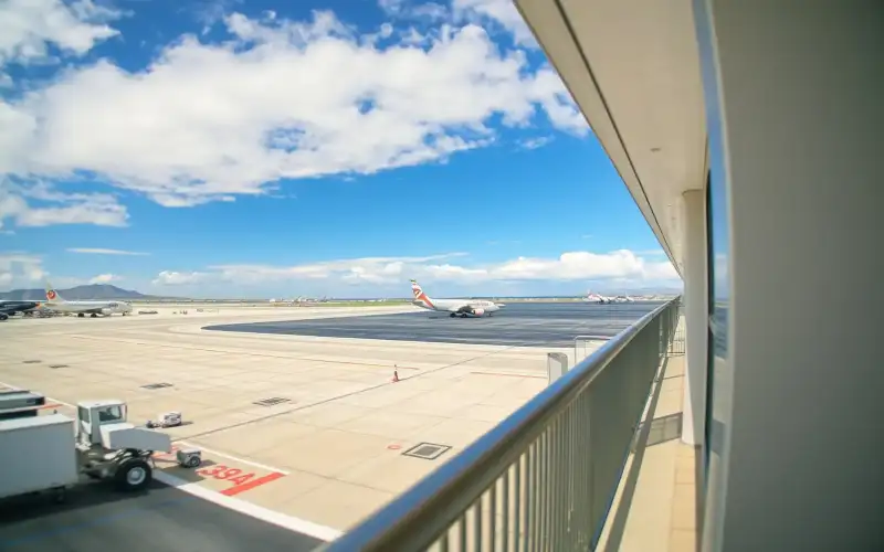 Der Flughafen Paphos bietet einen ersten Blick auf die sonnige Küste Zyperns, reich an Geschichte und UNESCO-Schutzgebieten