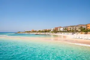Entdecke den malerischen Coral Bay in Paphos, Zypern, mit seinen wunderschönen Stränden und historischem UNESCO-Erbe